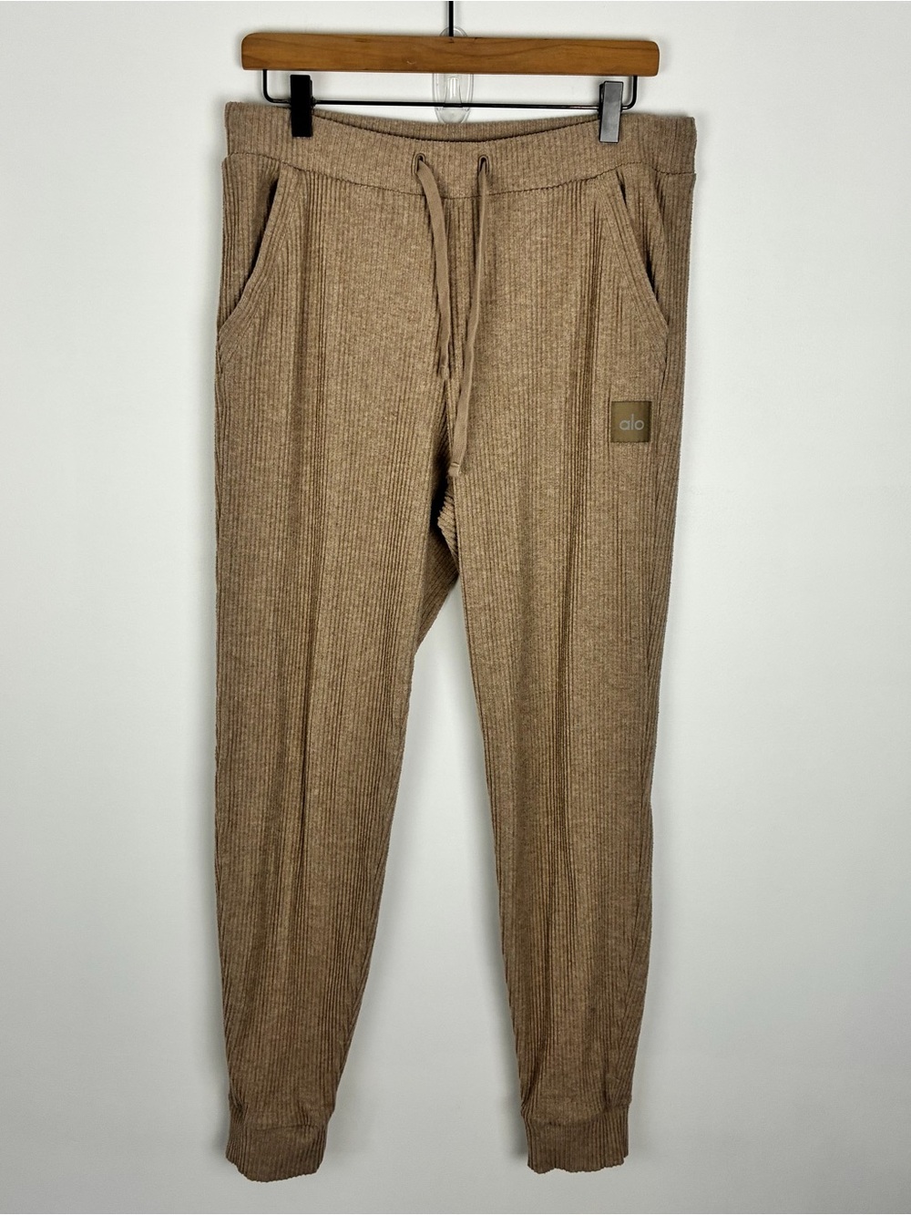 Alo Yoga Women’s Tan Sweatpants Cozy Loungewear Tapered Jogger Leg Drawstring